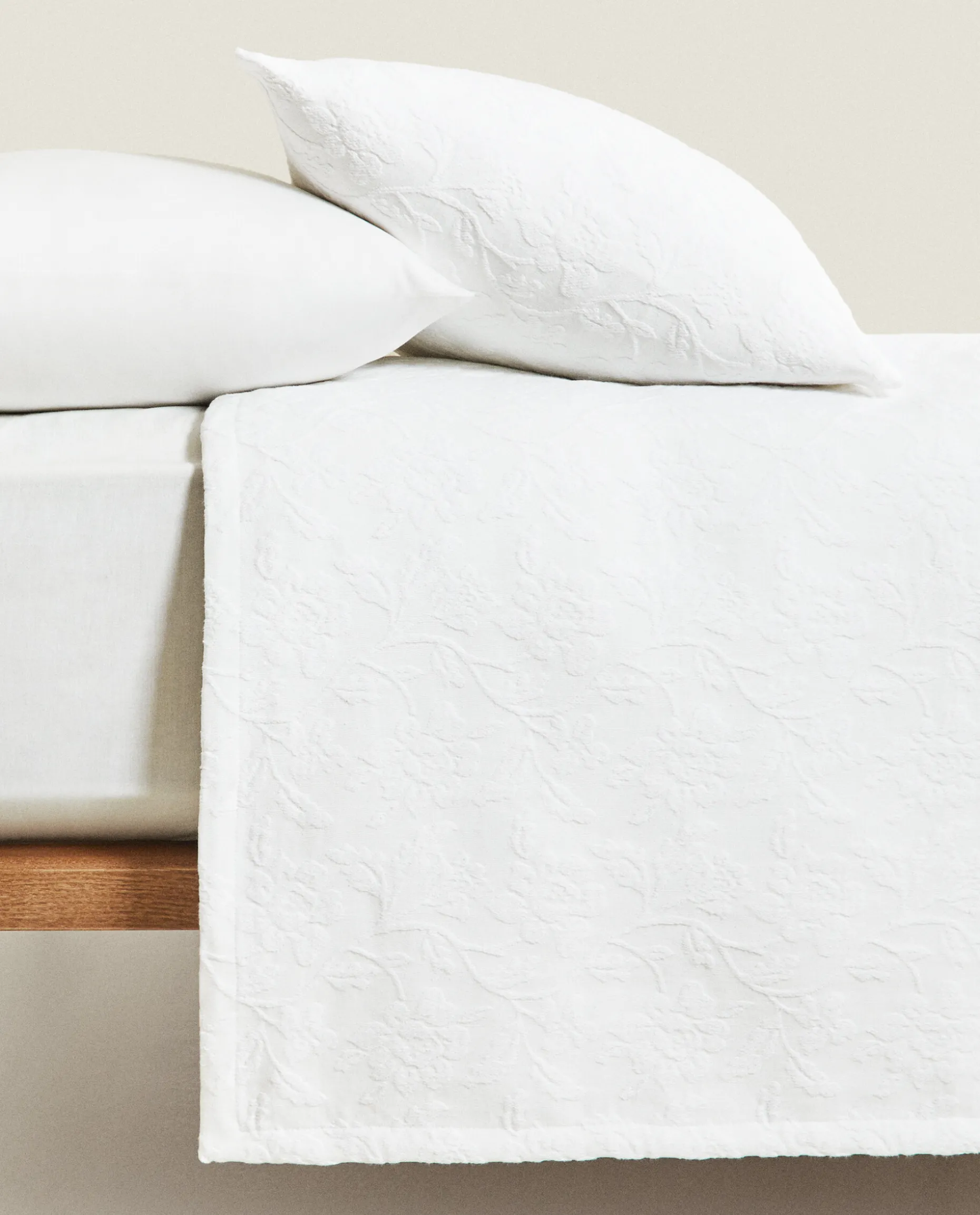 Bedspread With Floral Embroidery