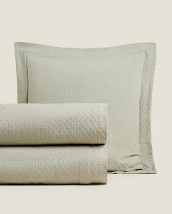 Bedspread With Polka Dot Design