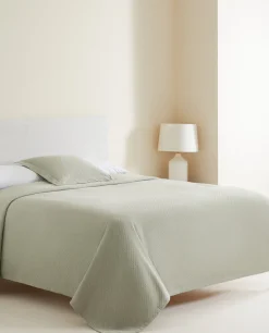 Bedspread With Polka Dot Design