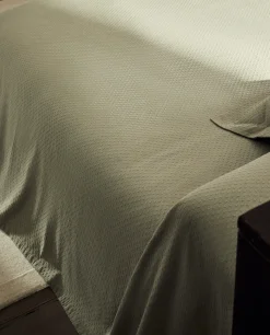 Bedspread With Polka Dot Design