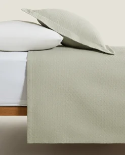 Bedspread With Polka Dot Design