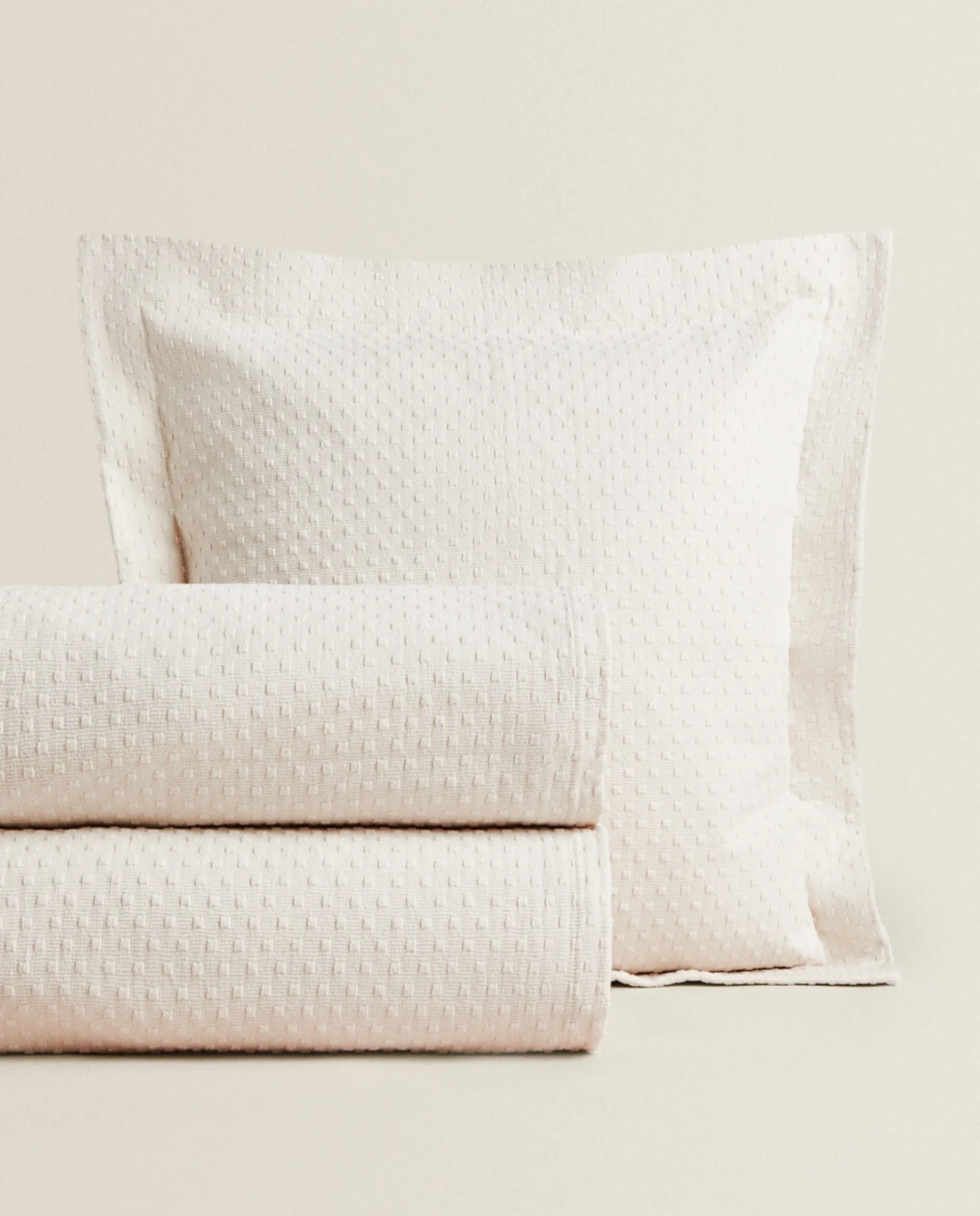 Bedspread With Polka Dot Design