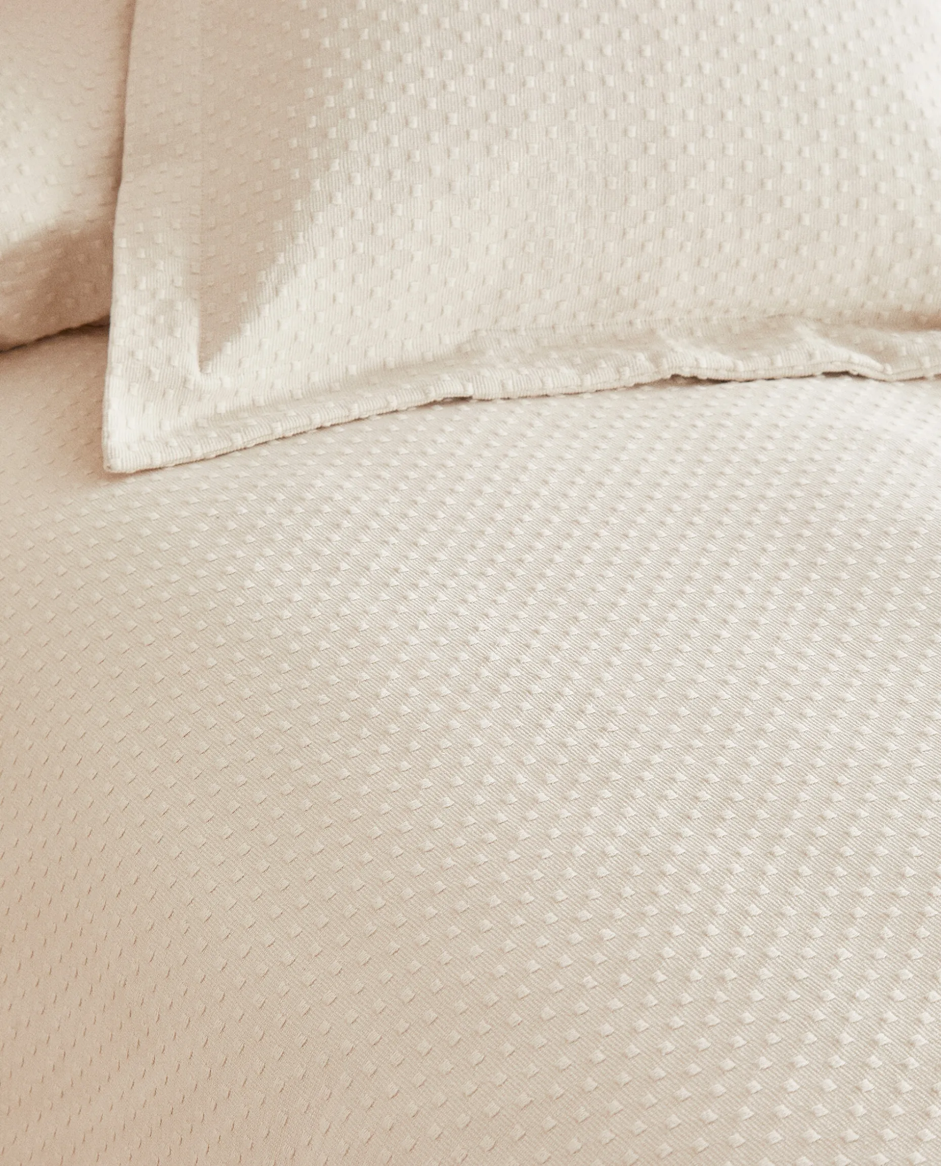 Bedspread With Polka Dot Design