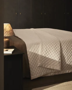 Diamond-Pattern Quilt