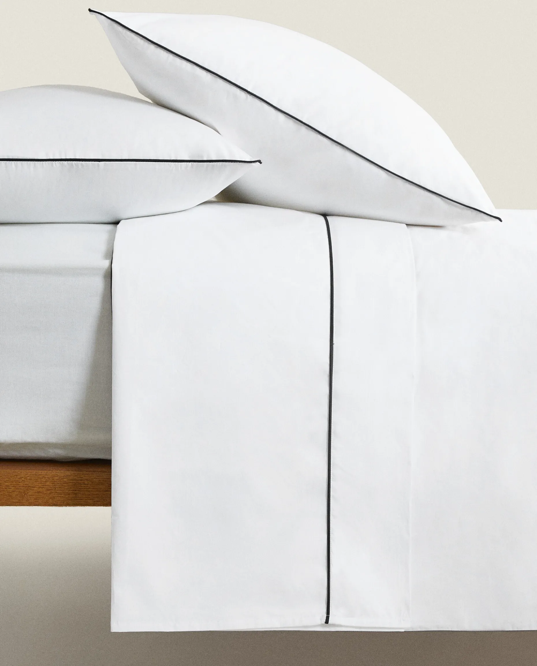 Duvet Cover With Colored Piping Detail
