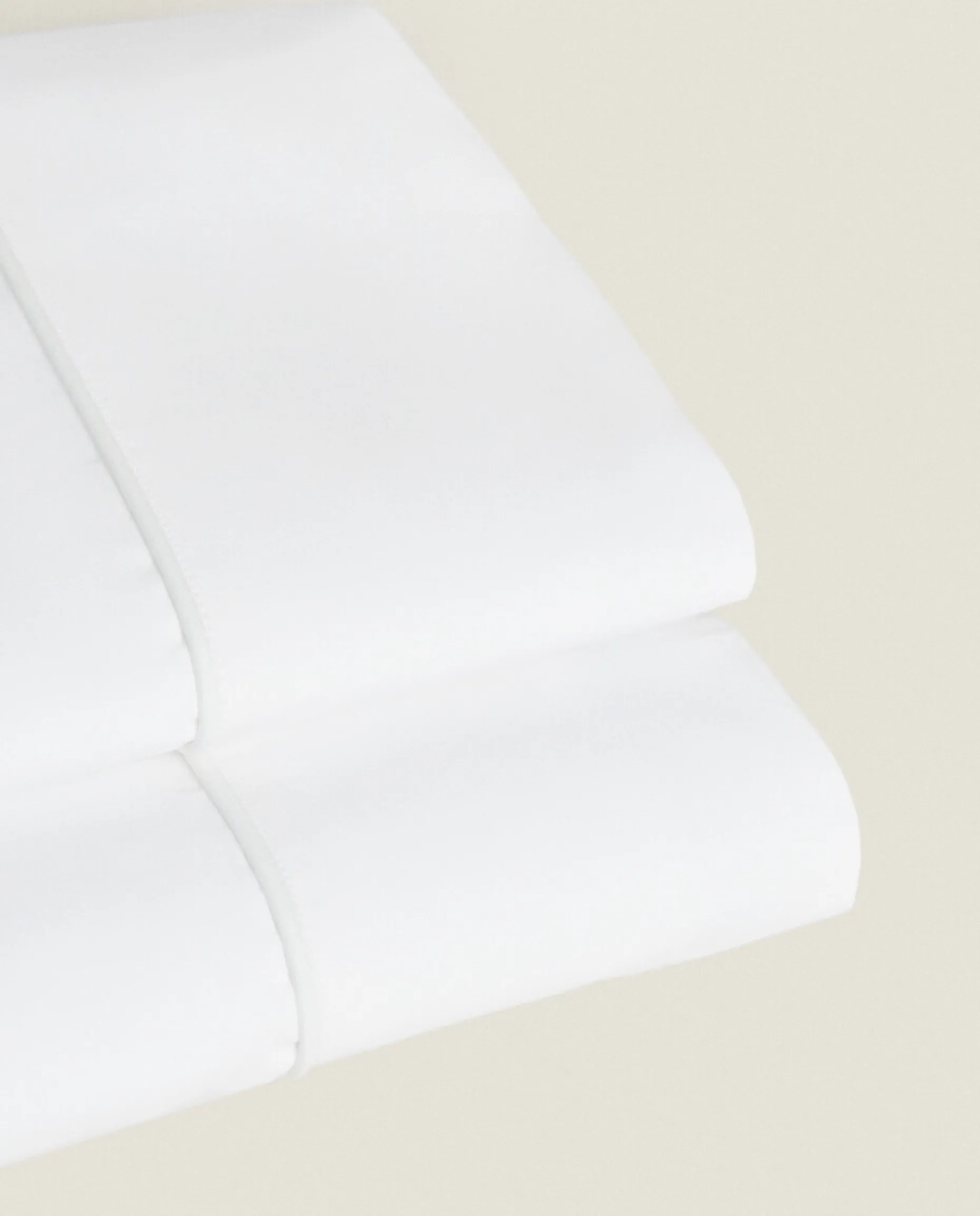 Flat Sheet With Colored Piping Detail