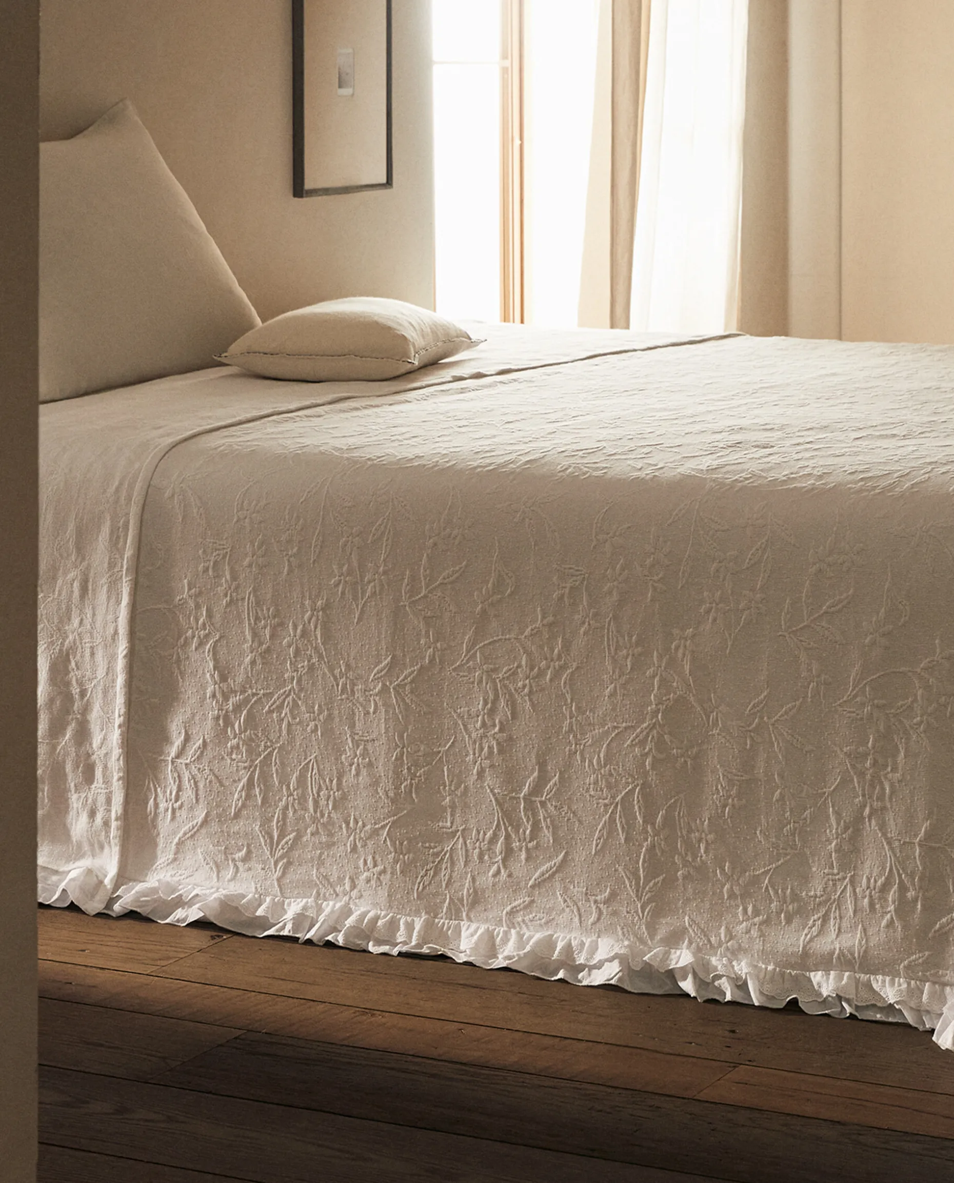 Ruffle Trim Bedspread