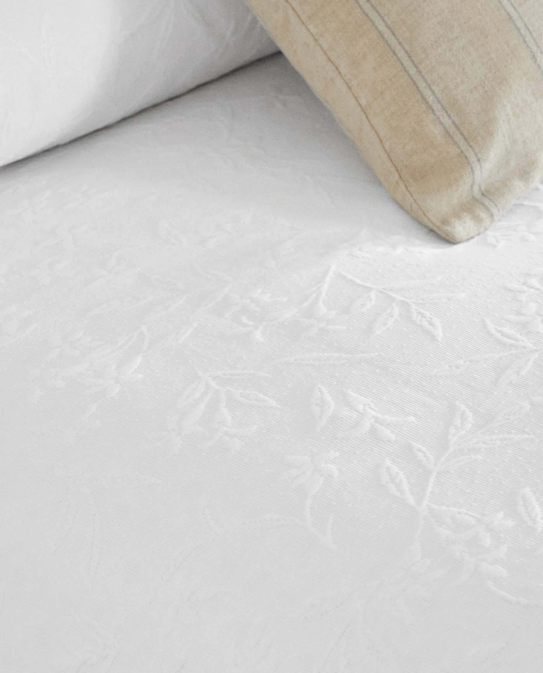 Ruffle Trim Bedspread