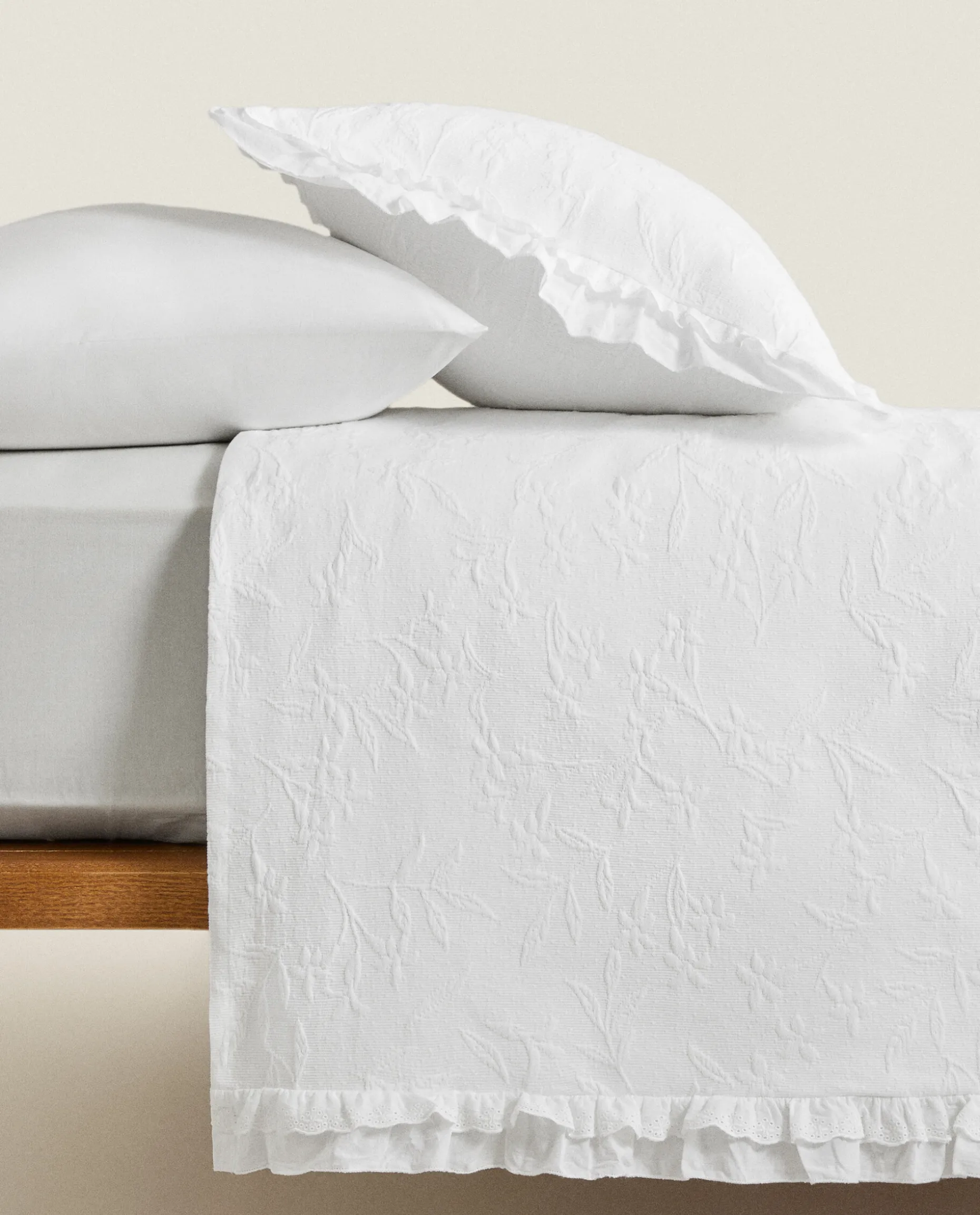 Ruffle Trim Bedspread