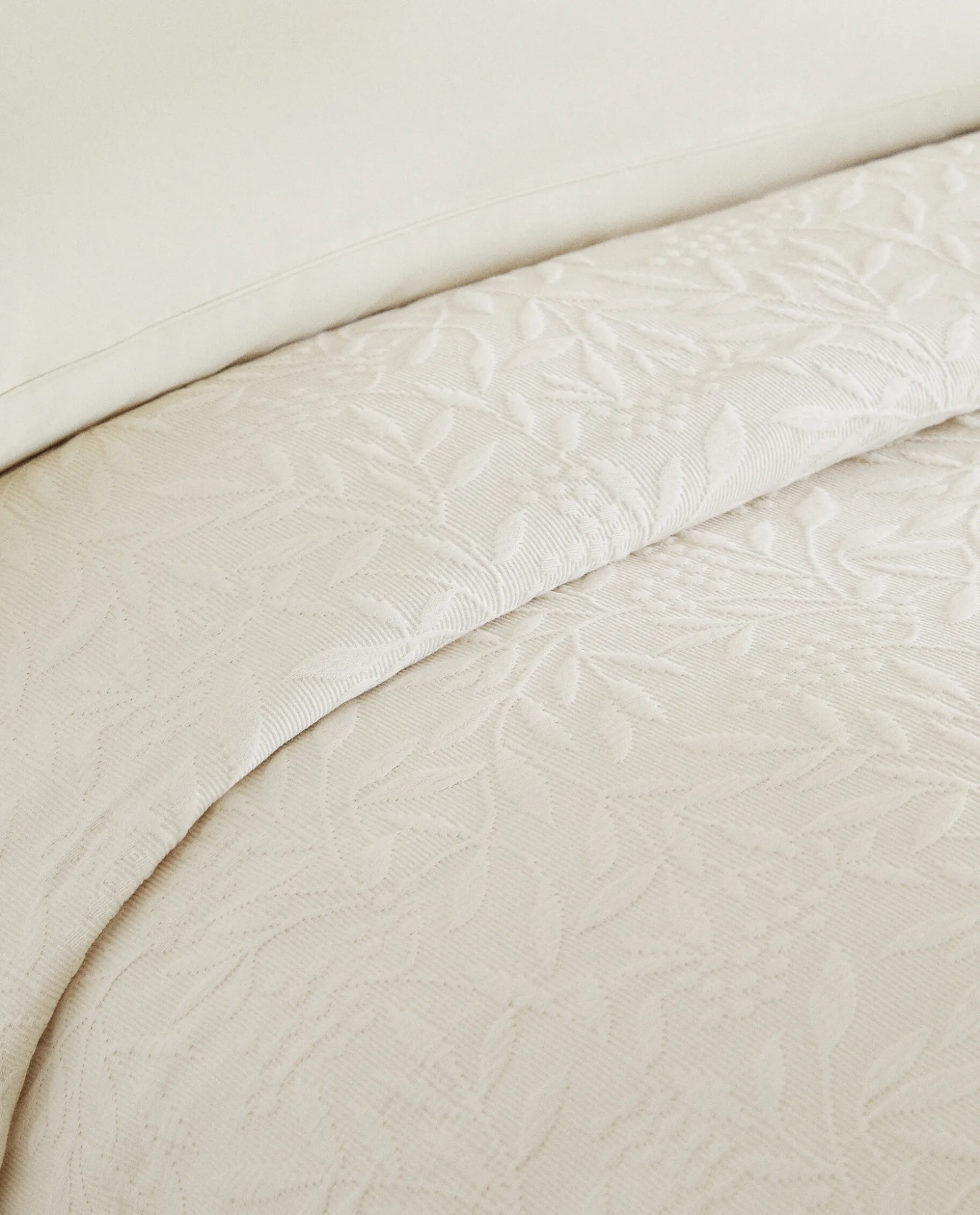 Ruffle Trim Bedspread