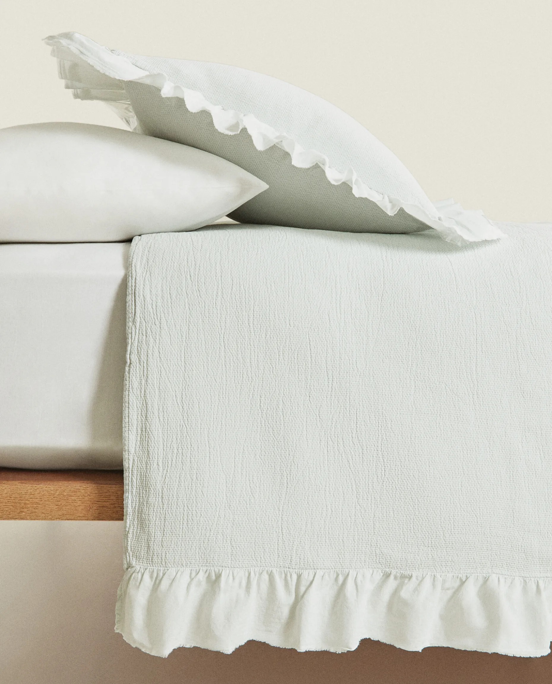 Ruffle Trim Bedspread
