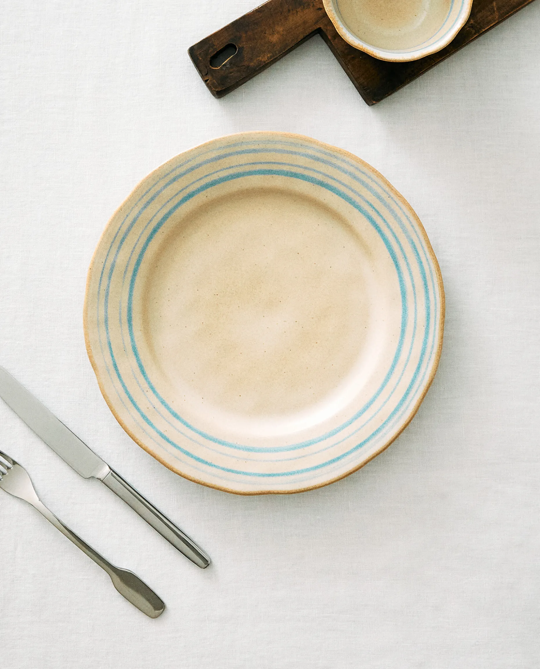 Stoneware Dinner Plate With Lines